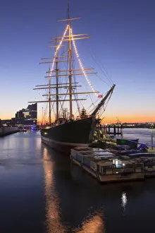 Elbphilharmonie Prints: Rickmer Rickmers museum ship and Elbphilharmonie at sunrise