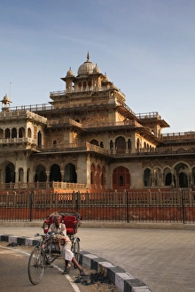 Images Dated 7th April 2009: Rickshaw rider resting outside the ornate Albert Hall museum in the city of Jaipur