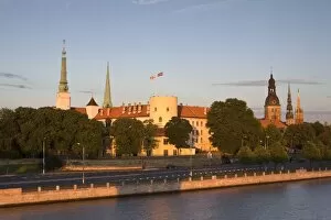 Images Dated 17th August 2007: Riga Castle and the River Daugava illuminated at sunset, Riga, Latvia, Europe