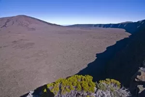 Images Dated 1st August 2007: The rim of the Volcano of Piton de la Fournaise, La Reunion, Indian Ocean, Africa