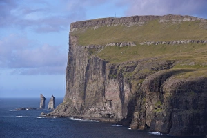 Images Dated 27th August 2008: Risin and Kellingin sea stacks, under 350 m high cliffs, near Eidi, Esturoy