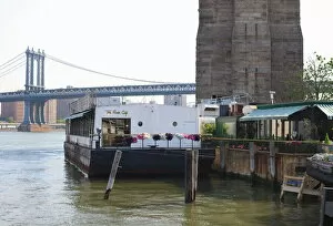 Images Dated 23rd May 2009: The River Cafe at Fulton Ferry Landing, Manhattan Bridge beyond, Brooklyn