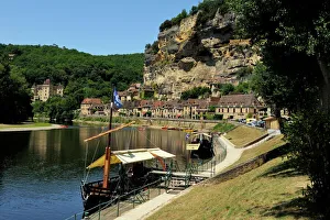 The River Dordogne, La Roque-Gageac, Dordogne, France, Europe