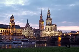 Images Dated 28th October 2006: River Elbe, skyline with Bruhlsche Terrasse, Hofkirche and Palace, Dresden, Saxony, Germany, Europe