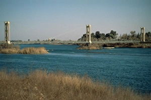 Images Dated 3rd January 2000: The River Euphrates at Deir Ez-Zur