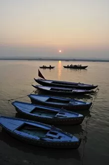 Images Dated 9th November 2010: River Ganges (Ganga) at sunrise, Varanasi (Benares), Uttar Pradesh, India, Asia