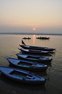 River Ganges (Ganga) at sunrise, Varanasi (Benares), Uttar Pradesh, India, Asia