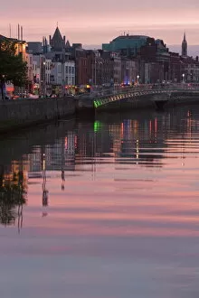 Images Dated 13th September 2006: River Liffey at dusk