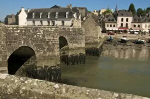 Images Dated 4th June 2010: River Loch, St. Goustan harbour, and ancient stone bridge, Auray, Brittany