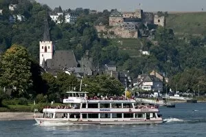 Images Dated 23rd September 2010: River Rhine tourist cruiser passes in front of St. Goar, Rheinfels castle, Rhineland-Palatinate