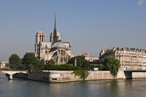 River Seine and Notre Dame Cathedral, Paris, France, Europe
