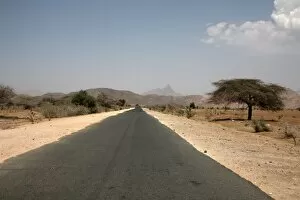 Images Dated 25th January 2000: An empty road and the barren landscape of western Eritrea, Africa