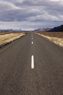 Images Dated 29th May 2007: Road to Husavik