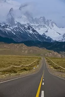 Images Dated 25th November 2008: Road leading to Mount Fitzroy near El Chalten, Los Glaciares National Park