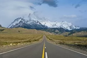 Images Dated 25th November 2008: Road leading to Mount Fitzroy near El Chalten, Los Glaciares National Park