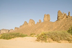 Images Dated 7th April 2010: Rock formations near Djanet, Southern Algeria, North Africa, Africa