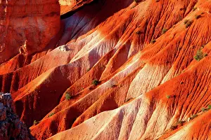 Stunning Prints: Rocky formations show layers of red and white near Bryce Canyon in Utah during daylight