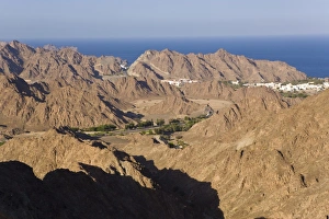 Images Dated 11th December 2007: Rocky Oman coastline near Muscat