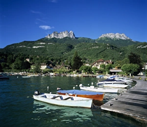Rowing boats along lake shore, Talloires, Lake Annecy, Rhone Alpes, France, Europe