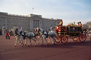 Customs Prints: Royal carriage outside Buckingham Palace, London, England, United Kingdom, Europe