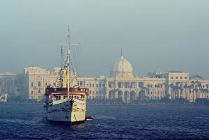 Images Dated 21st October 2007: Royal Palace and yacht, Alexandria, Egypt, North Africa, Africa