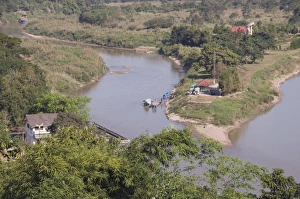 Images Dated 2nd January 2008: Ruak River joining the Mekong River, the left bank of Ruak is Thailand