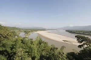 Images Dated 2nd January 2008: Ruak River on left joining the Mekong River, the left bank of Ruak is Thailand