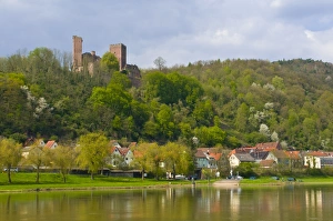 Images Dated 26th April 2008: The ruins of castle Henneburg, Stadtprozelten on the Main, Franconia, Bavaria