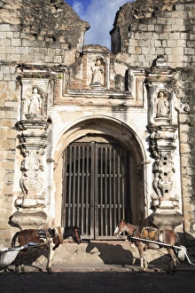 Images Dated 1st December 2007: Ruins of colonial architecture destroyed by earthquake, Antigua, UNESCO World Heritage Site