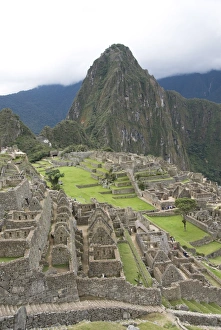 Images Dated 9th January 2006: The ruins of Machu Picchu, with Huayna Picchu in the background, UNESCO World Heritage Site