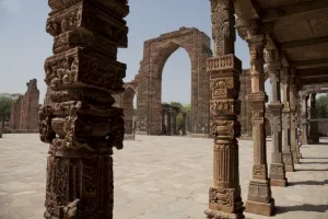 Images Dated 4th April 2009: Ruins of Quwwat-ul-Islam mosque, Qutb Complex, UNESCO World Heritage Site