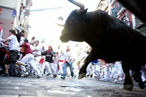 Images Dated 12th July 2007: Running of the bulls (Encierro), San Fermin festival, Pamplona, Navarra, Spain, Europe