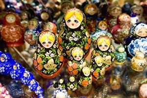 Images Dated 17th January 2000: Russian dolls in shop, Old Town, Prague, Czech Republic, Europe