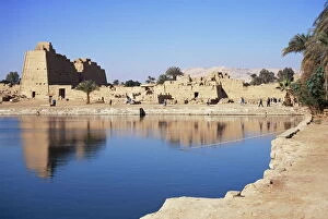 Images Dated 6th January 2000: Sacred pool, Temple of Karnak, UNESCO World Heritage Site, Thebes, Egypt