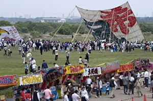 Images Dated 4th May 2009: Sagami Kite Festival which boasts the largest kite in Japan at over 14 meters square