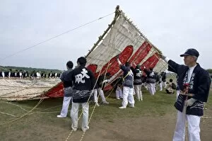 Images Dated 4th May 2009: Sagami Kite Festival which boasts the largest kite in Japan at over 14 meters square