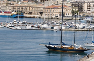 Syracuse Prints: Sailig yacht