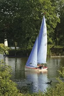 Worcestershire Collection: Sailing school, Arrow Valley Lake Country Park, Redditch, Worcestershire