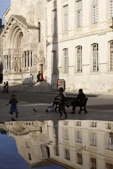 Images Dated 28th October 2009: Saint-Trophime cathedral, Arles, Bouches du Rhone, Provence, France, Europe