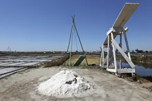 Pile Prints: Salt and the tools used for producing salt by traditional means in the salt pans of Aveiro