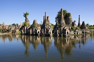 Samkar Pagoda, Inle Lake, Shan State, Myanmar (Burma), Asia