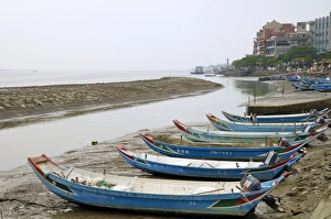 Images Dated 14th September 2009: Sampan style fishing boats moored on the shoreline of the Tamsui River estuary at low tide