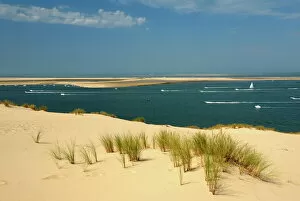 Images Dated 30th August 2008: Sand banks, motor and sailing boats, Bay of Arcachon, Cote d Argent