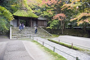Images Dated 20th November 2009: Sand garden, autumn colours and moss covered entrance with visiting tourists
