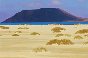 Images Dated 5th September 2008: Sandy dunes and Isla de los Lobos in the background