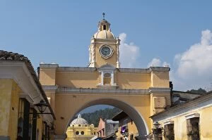 Images Dated 25th March 2009: Santa Catalina Arch, Antigua, UNESCO World Heritage Site, Guatemala, Central America