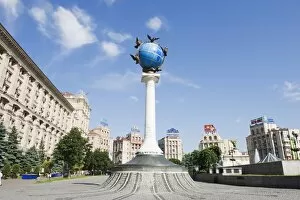 Images Dated 9th June 2009: Satue of a blue globe with doves of peace, Maidan Nezalezhnosti (Independence Square)