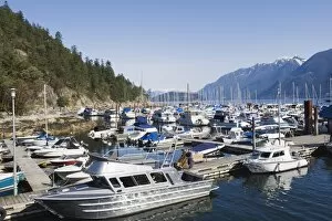 Images Dated 7th April 2009: Scenery on the Sea to Sky Highway, boats in Horseshoe Bay, British Columbia