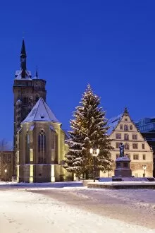 Images Dated 26th December 2010: Schillerplatz with Stiftskirche, Christmas tree and Schillerdenkmal, Stuttgart, Baden Wurttemberg