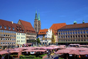 Schoener Brunnen Fountain, Market Square and St. Sebaldus Church, Nuremberg, Bavaria, Germany, Europe